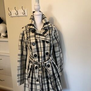 MERONA SHORT TRENCH  IN BLACK AND OFF WHITE, DOUBLE BREASTED, TIE WAIST, SMALL.